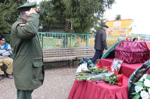 В Нижнем Нурлате простились с бойцом СВО