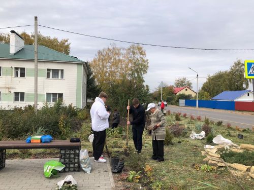 В Нурлате продолжается благоустройство Сквера Учителей