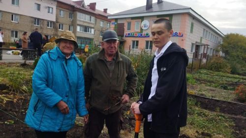 В Нурлате продолжается благоустройство Сквера Учителей