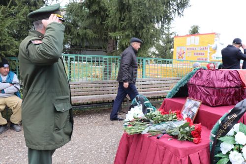 В Нижнем Нурлате простились с бойцом СВО