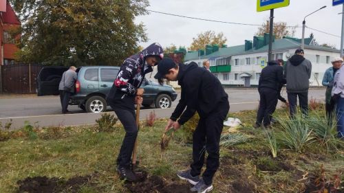 В Нурлате продолжается благоустройство Сквера Учителей