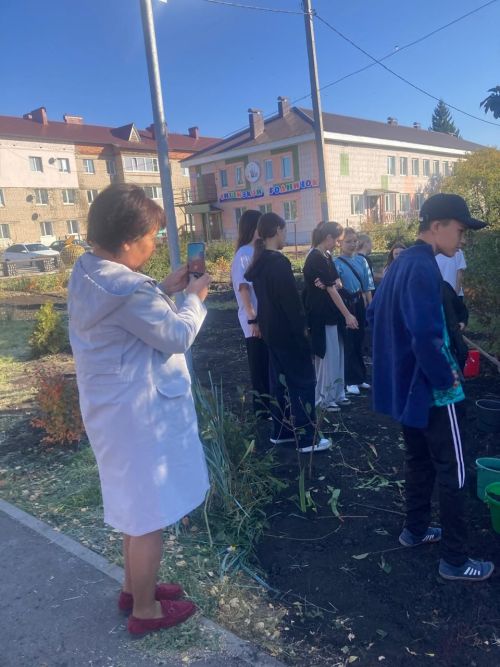 В Нурлате продолжается благоустройство Сквера Учителей