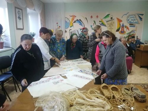 Жители Нурлатского дома-интерната познакомились с историей лаптей