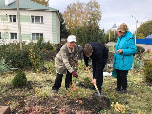 В Нурлате продолжается благоустройство Сквера Учителей