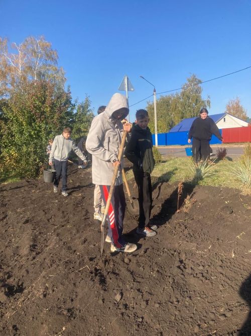 В Нурлате продолжается благоустройство Сквера Учителей
