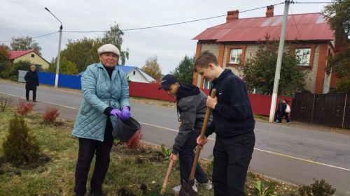 В Нурлате продолжается благоустройство Сквера Учителей