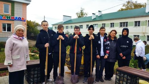 В Нурлате продолжается благоустройство Сквера Учителей