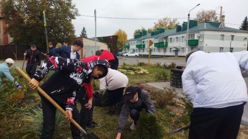 В Нурлате продолжается благоустройство Сквера Учителей