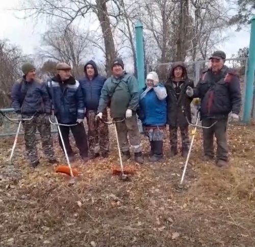 Нурлатцы провели субботник на кладбище в поселке Татарстан