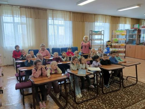 Воспитанники Нурлатского детского сада посетили городскую гимназию с экскурсией «Мы идем в библиотеку!»
