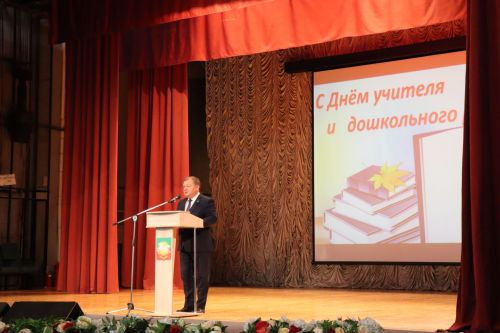 В Нурлате торжественно поздравили учителей с профессиональным праздником