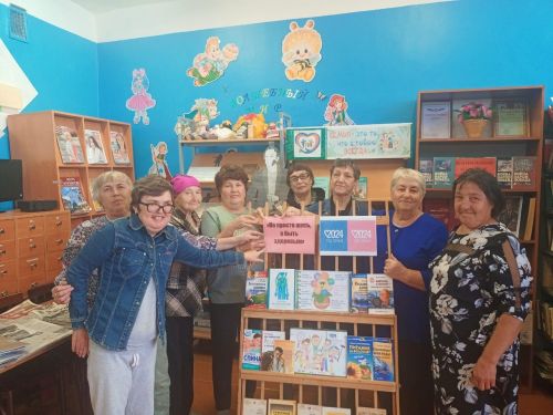 В Вишневой Поляне в рамках декады пожилых людей организовали книжную выставку