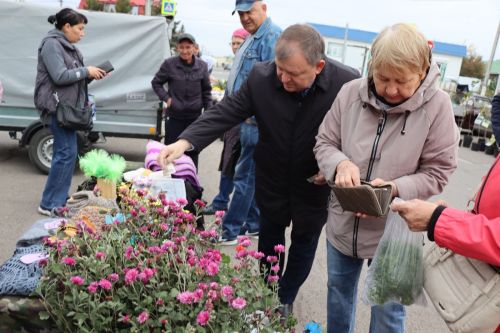 В Нурлате активисты Центра долголетия организовали благотворительную ярмарку в помощь участникам СВО