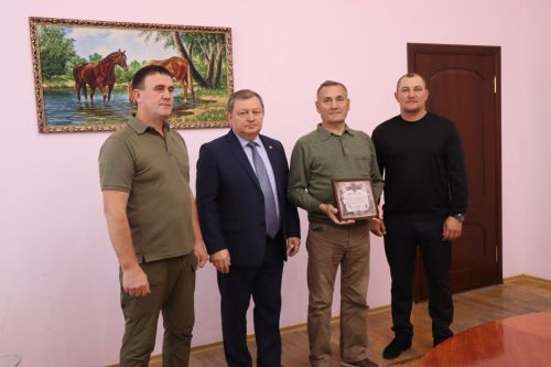 Дамир Ишкинеев вручил медали и грамоты волонтерам