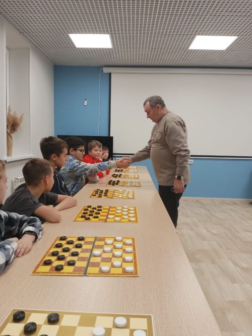 В Нурлатском клубе «Мирас» прошел сеанс одновременной игры в шашки