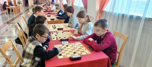В День народного единства юные шашисты Нурлата собрались на турнир