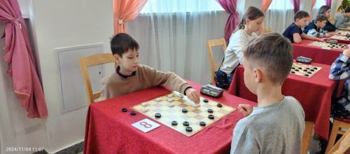 В День народного единства юные шашисты Нурлата собрались на турнир