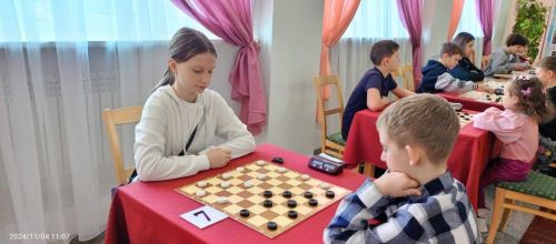 В День народного единства юные шашисты Нурлата собрались на турнир