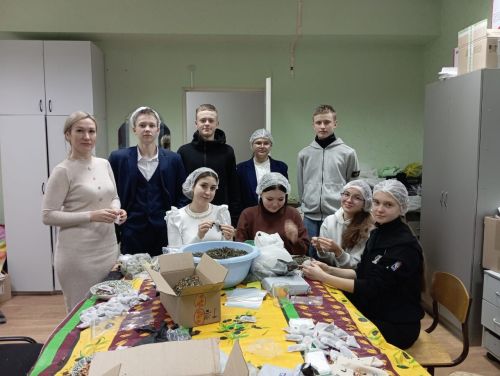 Ученики 8-9 классов из Нурлатской школы №9 помогали волонтерам в Центре активного долголетия и здоровья