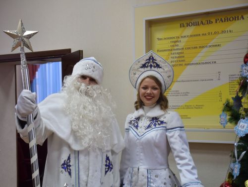 Дамир Ишкинеев снял с новогодней елки 5 снежинок с пожеланиями юных нурлатцев