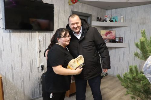 В Нурлате Дед Мороз со Снегурочкой пришли в гости к многодетной семье