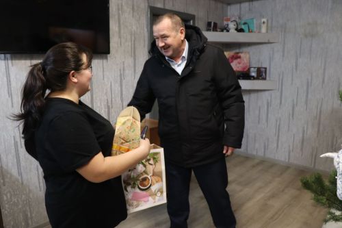 В Нурлате Дед Мороз со Снегурочкой пришли в гости к многодетной семье