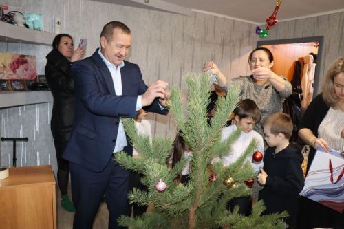 В Нурлате Дед Мороз со Снегурочкой пришли в гости к многодетной семье