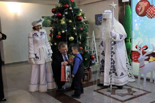 Дамир Ишкинеев вручил новогодние подарки детям в рамках акции «Елка желаний»