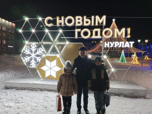 Нурлатцы вручают новогодние подарки в рамках акции «Елка желаний»