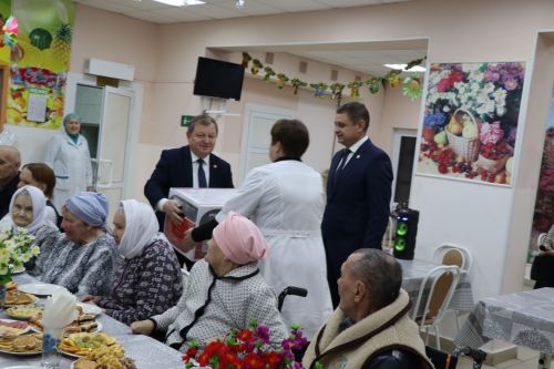 Жители Нурлатского дома-интерната получили подарки в декаду инвалидов
