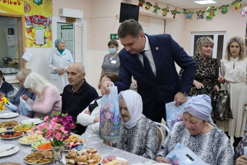 Жители Нурлатского дома-интерната получили подарки в декаду инвалидов