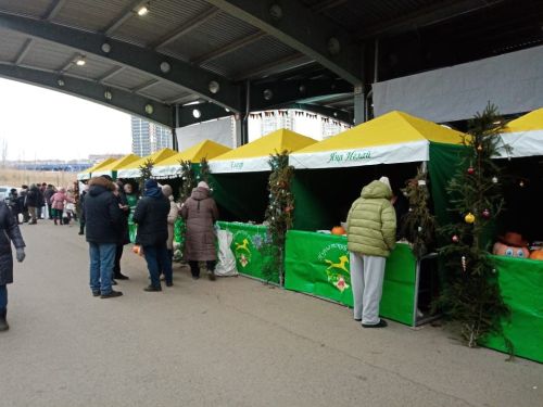 Нурлатцы на ярмарке подарили Рустаму Минниханову юбилейную монету
