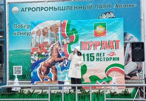 Нурлатцы на ярмарке подарили Рустаму Минниханову юбилейную монету