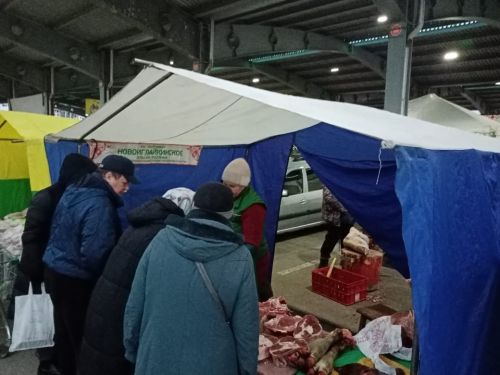 Нурлатцы на ярмарке подарили Рустаму Минниханову юбилейную монету