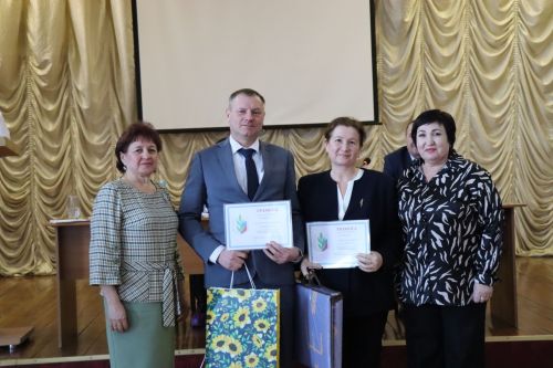 На днях в городской гимназии прошло очередное собрание членов профсоюза учреждений образования района