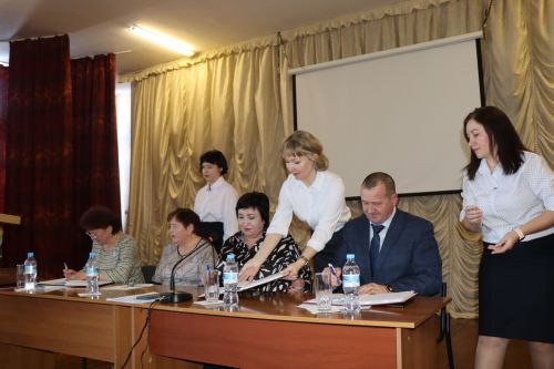На днях в городской гимназии прошло очередное собрание членов профсоюза учреждений образования района