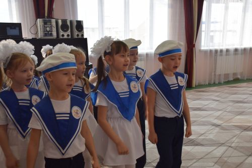 В Нурлате прошел I районный смотр строя и песни среди дошкольников (фоторепортаж)