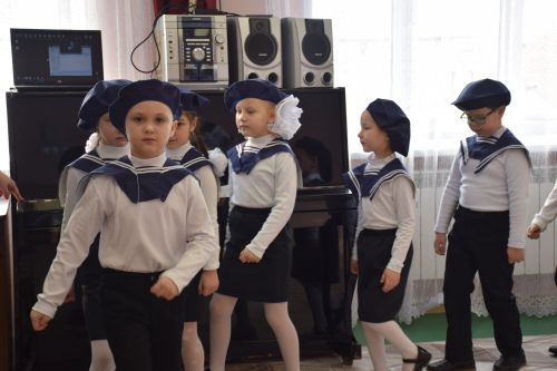 В Нурлате прошел I районный смотр строя и песни среди дошкольников (фоторепортаж)