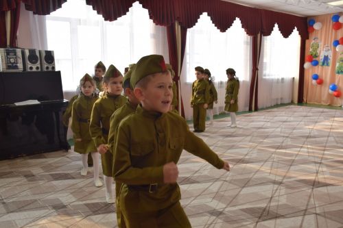 В Нурлате прошел I районный смотр строя и песни среди дошкольников (фоторепортаж)