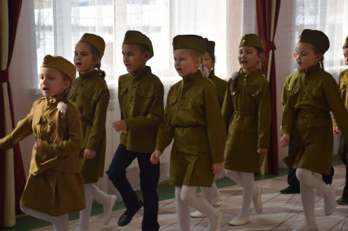 В Нурлате прошел I районный смотр строя и песни среди дошкольников (фоторепортаж)