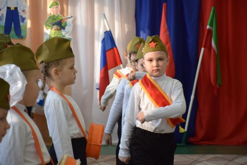 В Нурлате прошел I районный смотр строя и песни среди дошкольников (фоторепортаж)