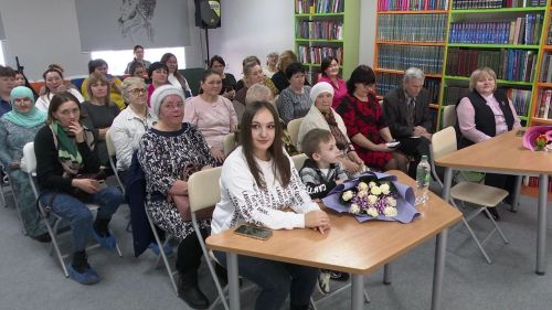 Местная поэтесса Альфия Тухватуллина-Гумерова презентовала свой второй сборник стихов