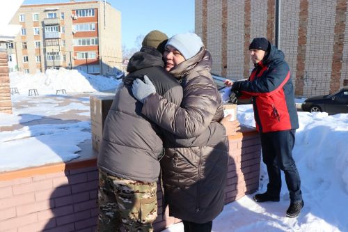 Нурлатцы подарки бойцам СВО передали в праздничный день