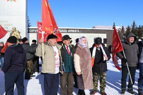 В День защитника Отечества ветераны ЦГВ встретились у Вечного огня