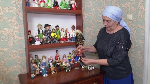 Куклы Гульсиры Ахметшиной из Нурлата ходят в школу, катаются на лыжах и раздают газеты