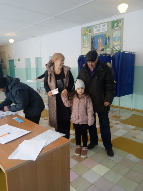 На избирательном участке №2377 в Елауре сегодня так же оживлённо, как и вчера