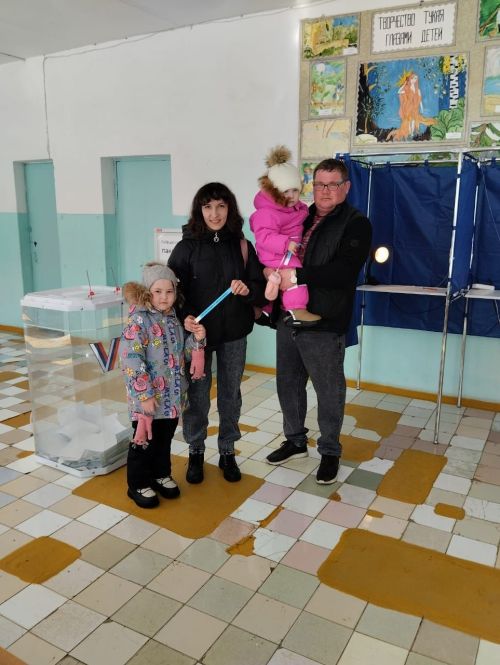 На избирательном участке №2377 в Елауре сегодня так же оживлённо, как и вчера