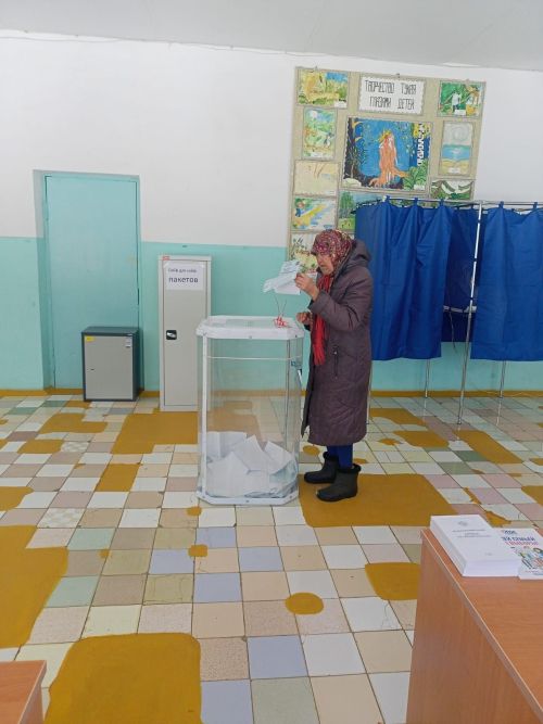 На избирательном участке №2377 в Елауре сегодня так же оживлённо, как и вчера