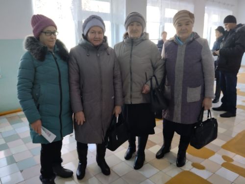 На избирательном участке №2377 в Елауре сегодня так же оживлённо, как и вчера
