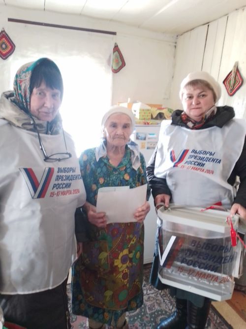 На избирательном участке №2377 в Елауре сегодня так же оживлённо, как и вчера